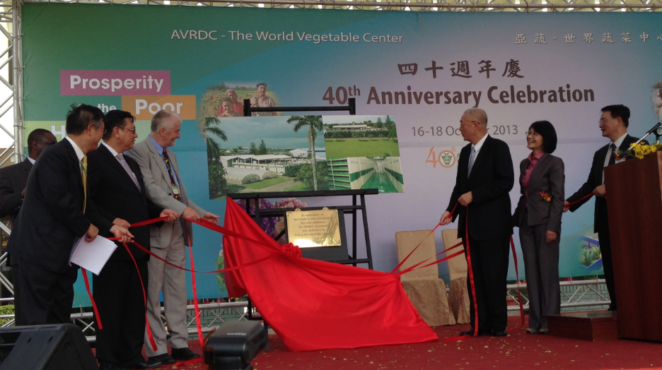  Dr Dyno Keatinge, DG of World Vegetable Centre (centre left) and Wu Den-yih,  Vice President of the Republic of China (centre right) and other dignitaries