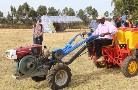 Louisa Cass (DFAT Kenya and South Sudan) has a good look at the Fitarelli Seeder from Brazil